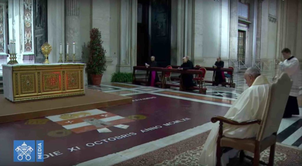 Il papa durante la celebrazione della preghiera, in compagnia di un solo prelato