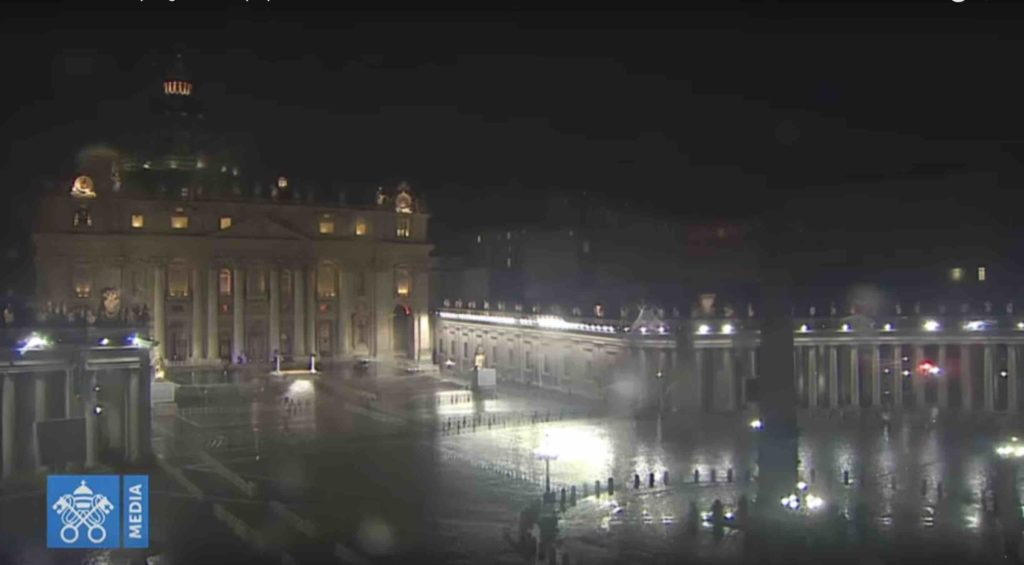 Piazza San Pietro completamente deserta durante l'omelia del 27 marzo