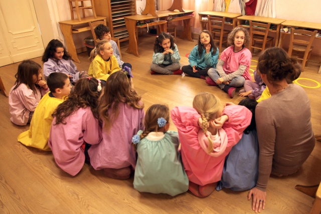 Un gruppo di bambini all'interno di una scuola Waldorf