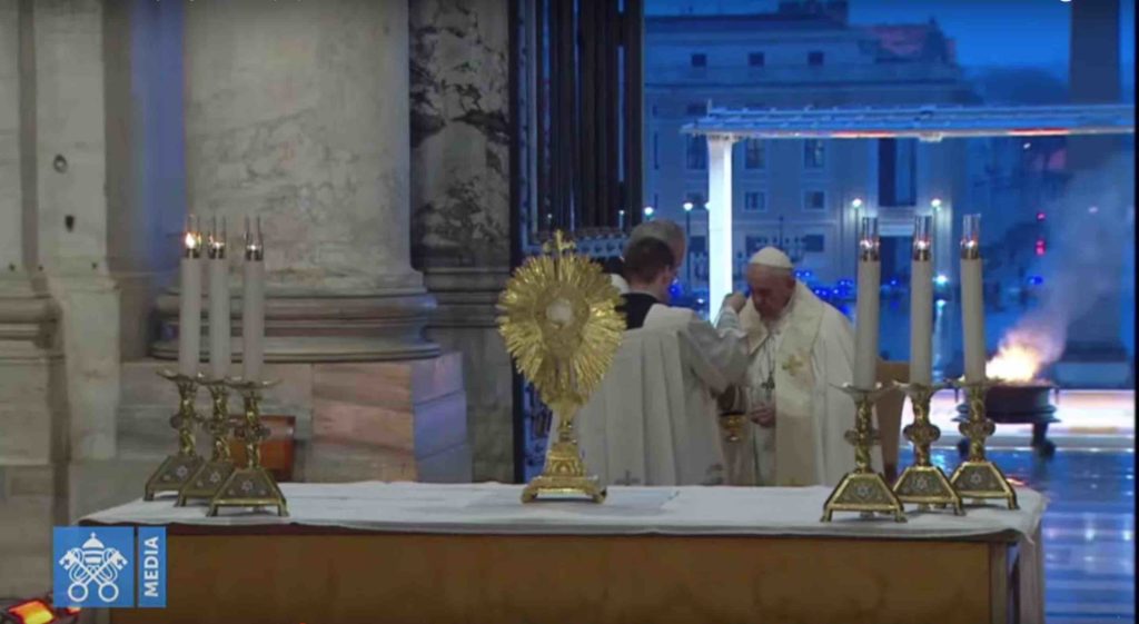 Un momento dell'omelia che papa Francesco ha pronunciato nel pieno dell'epidemia da Coronavirus che tiene in apprensione il mondo