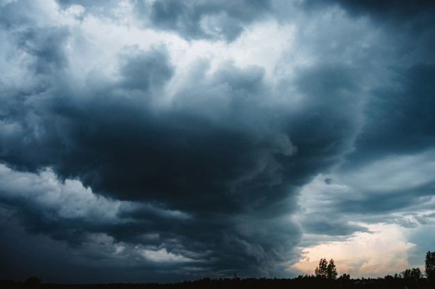 Un cielo carico di nuvole minacciose