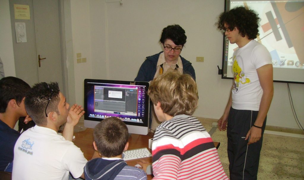 Linda Guarino durante un intervento educativo nella sua scuola a Marettimo