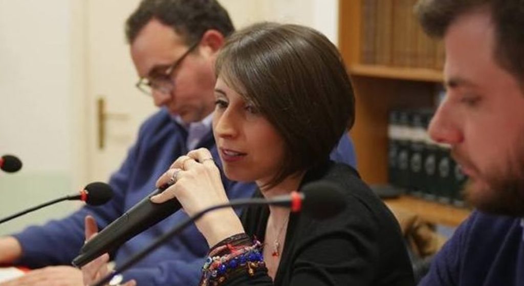 Eleonora Rimolo durante un incontro pubblico a Salerno (Foto dal quotidiano La Città)