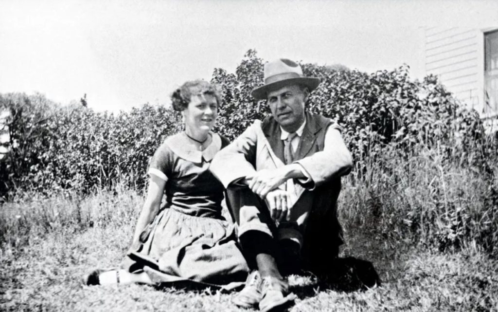 Josephine Verstille Nivison e Edward Hopper seduti sul prato, foto in bianco e nero del 1927