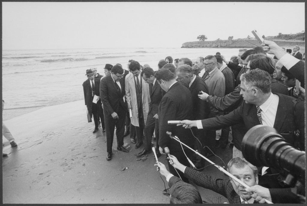 visita del presidente Richard Nixon alla spiaggia di Santa Barbara, California, dopo il disastro petrolifero