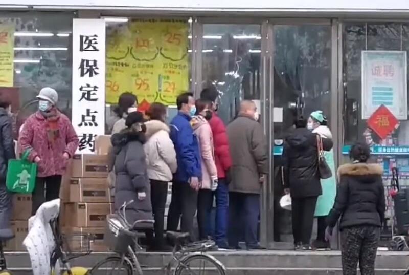 Una fila a Wuhan difronte a un drugstore durante la quarantena (Foto: Wikipedia)