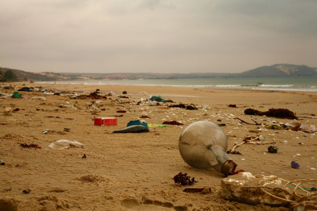 Una spiaggia offesa dai rifiuti