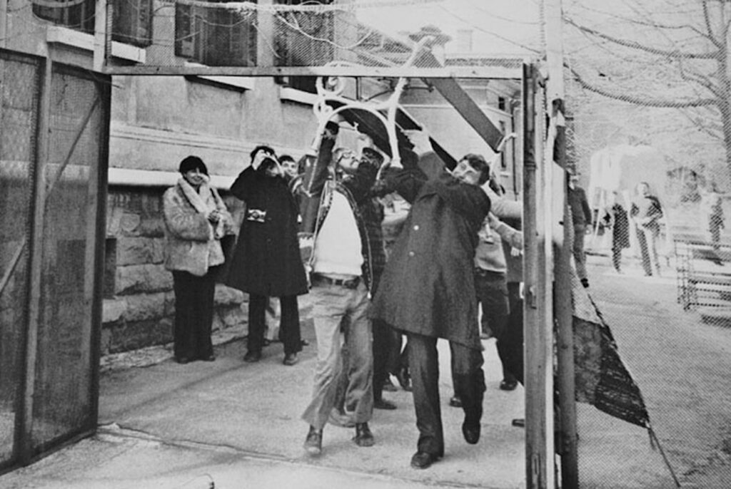Nel 1973 Franco Basaglia sfonda la recinzione del Padiglione P del manicomio di Trieste per far uscire Marco Cavallo
