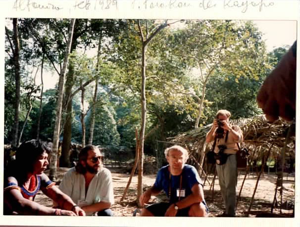 Fabrizio Carbone mentre intervista Paulinho, nel 1989, per il programma Mixer