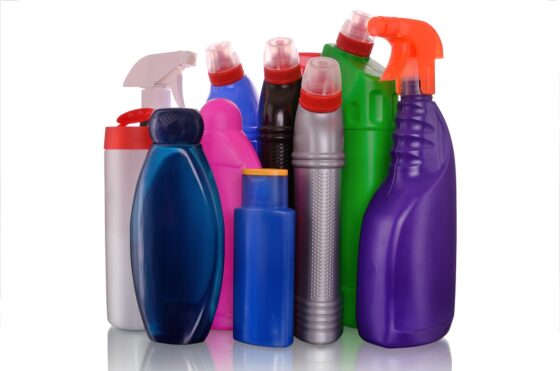 Imballaggi in plastica usati per detersivi e detergenti