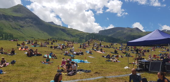 Gli spettatori del concerto del 11 luglio, seduti sui prati dell'alpeggio a quasi 2000 metri