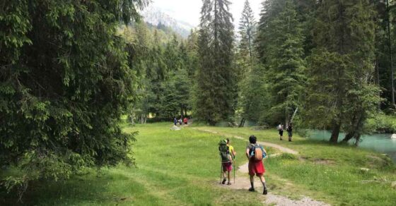 Escursionisti ad Amola, nel Parco dell'Adamello Brenta Low