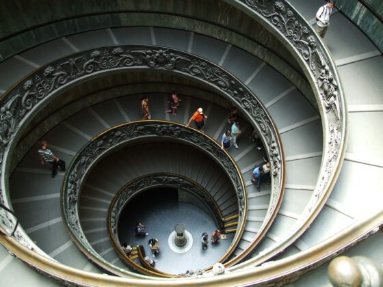 Le scale all'interno dei Musei Vaticani