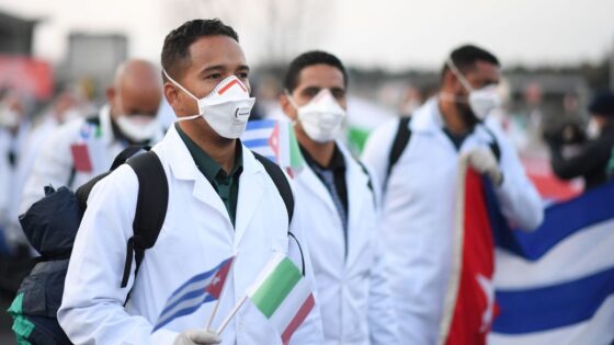 La brigata dei 52 medici ed infermieri specializzati nel trattamento di pazienti colpiti dai virus e atterrati in Italia per combattere Covid-19