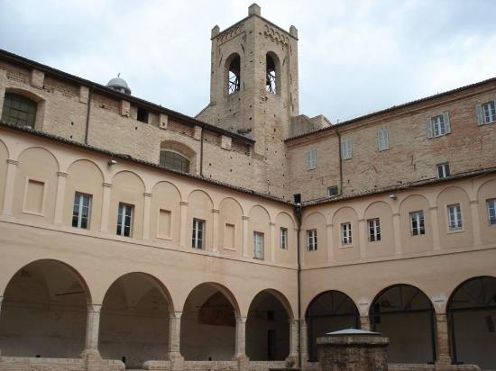 La torre campanaria di Recanati, resa celebre da Leopardi nella poesia Il passero solitario, è quella appartenente al complesso della Chiesa di Sant'Agostino, risalente al XIII secolo