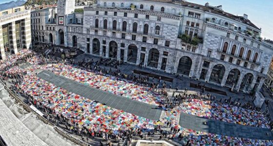 Piazza Vittoria a Brescia, ricoperta di coperte di VivaVittoria