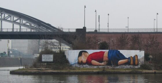 Il murale di 120 metri quadrati che raffigura Aylan Kurdi, il bambino siriano morto su una spiaggia turca nel settembre del 2015. Si trova sulle rive del fiume Meno, a Francoforte