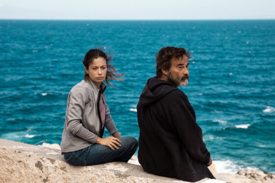 Due protagonisti del film, seduti in riva al mare