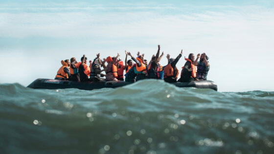Un gommone con dei migranti in alto mare