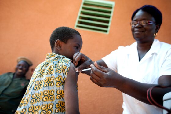 Il vaccino Mosquirix approvato dall’Oms. Basterà a salvare dalla malaria?