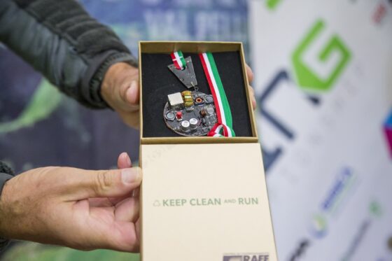 La medaglia per i campioni di Plogging realizzata da dall’architetto Andrea Sarzi Braga con i rifiuti elettronici