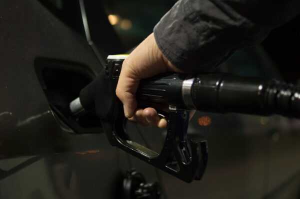 Primo piano di una mano che sta facendo benzina 