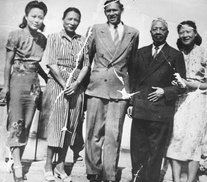 Mario Tchou con alcuni famigliari in una foto d'epoca