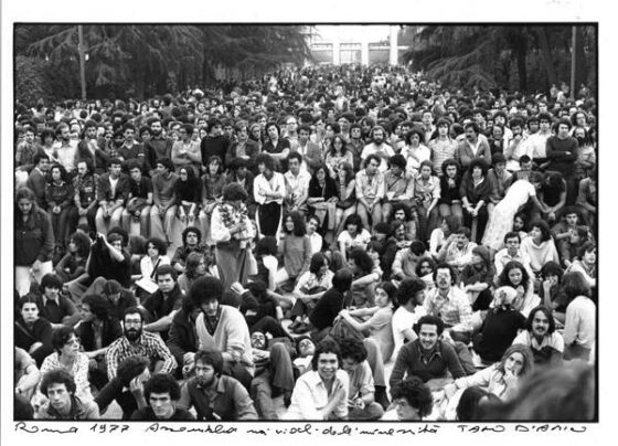 Assemblea nei vicoli dell'università - Roma 1977 (Foto: Tano D'Amico, Facebook)