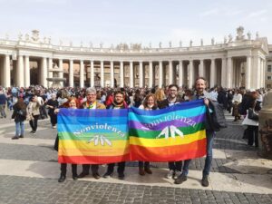 Una delegazione del Movimento Nonviolento manifesta con le bandiere della pace in Piazza San Pietro, a Roma