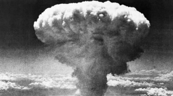 Il nube radioattiva generata dall'esplosione della bomba atomica su Nagasaki