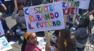 Un gruppo di ragazze durante la mobilitazione di Fridays for future a Roma nel 2019 (Foto: Galieonet)
