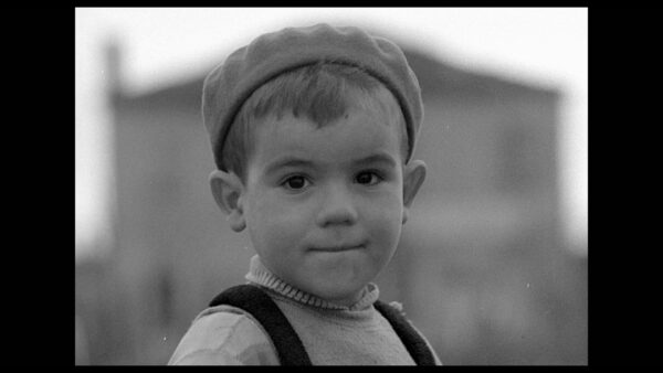 Il primo piano di un bambino nelle immagini dell'Istituto Luce