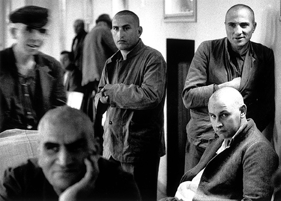 Una foto di Berengo Gardin in un istituto psichiatrico di Parma nel 1968