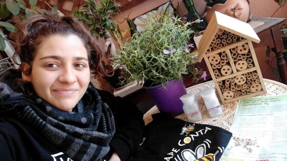 Simona Tortorici, giovane apicoltrice della Coop community, con la sua casetta per le api
