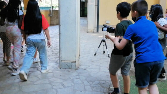 bambini altri bambini riprendono con una telecamera