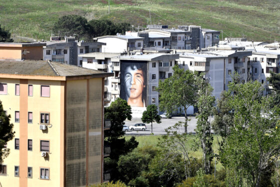 Il murale di Jorit fa parte di un progetto di riqualificazione nel quartiere 300 alloggi di Crotone