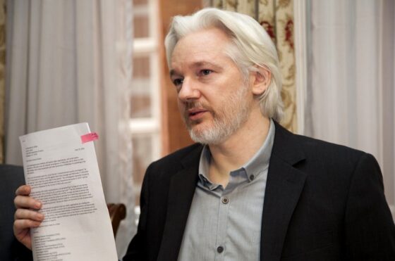 Julian Assange, il sipario strappato e l’aria serena dell’Ovest