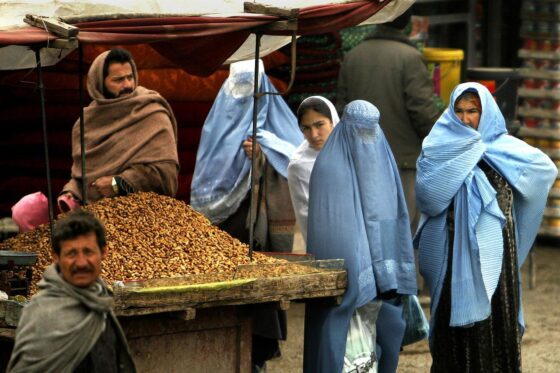 Donne con il burqa in un mercato afghano