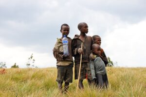 Un gruppo di bambini africani, in piedi