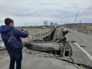 Un uomo su un ponte bombardato in Ucraina