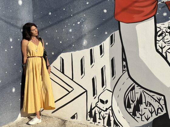L'imprenditrice e presidente di Yourban 2030 Veronica De Angelis, accanto all'eco murale realizzato (Foto: Maura Crudeli)