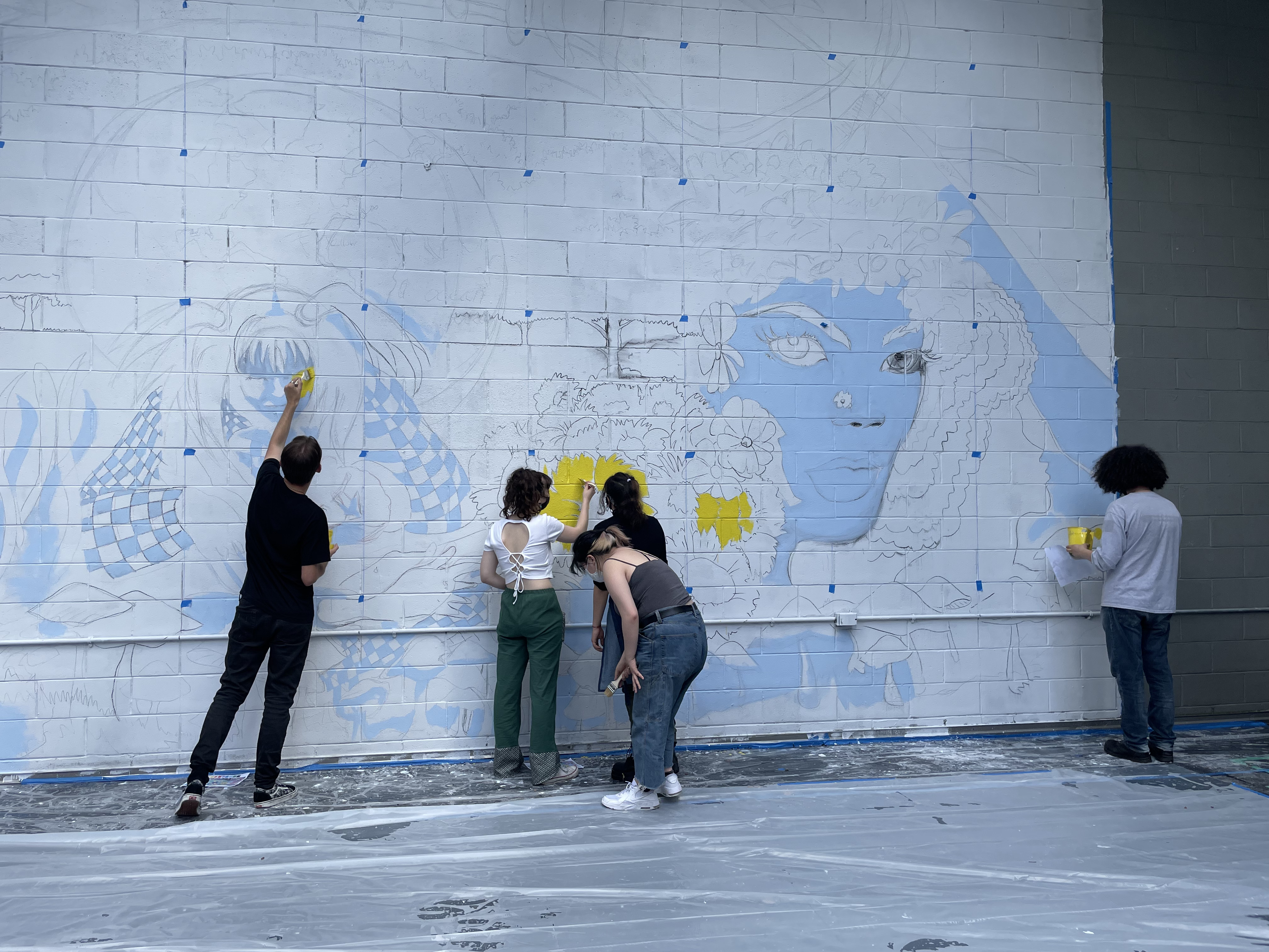 Gli studenti della High School of Art and Design di Manhattan mentre realizzano il murale