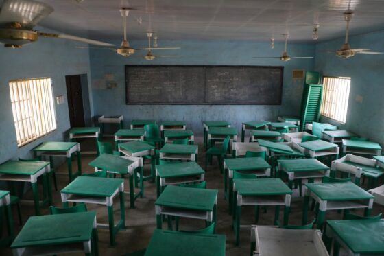 Una classe deserta alla Government Girls Secondary School, nel nordest della Nigeria, il giorno dopo il rapimento di 279 ragazze da parte di uomini armati (Foto: Sodiq Adelakun Adekola, Agence France-Presse)