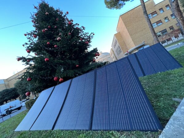 I pannelli solari Bluetti che immagazzineranno l'energia necessaria per illuminare l'abete