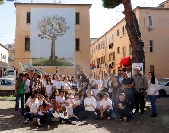 I ragazzi della scuola Fiorentino davanti all'Albero di ieri