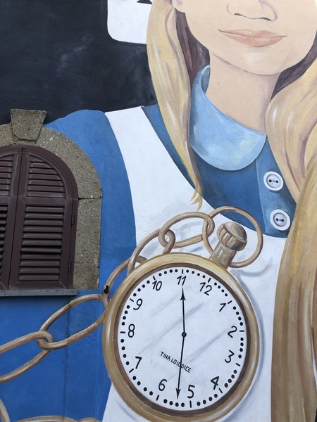 Alice e l'orologio del Bianconiglio, nel murale di Tina Loiodice