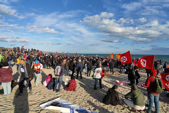 La manifestazione dell'11 marzo, sulla spiaggia a Steccato di Cutr (Foto: per gentile concessione del bisettimanale "Il Crotonese")