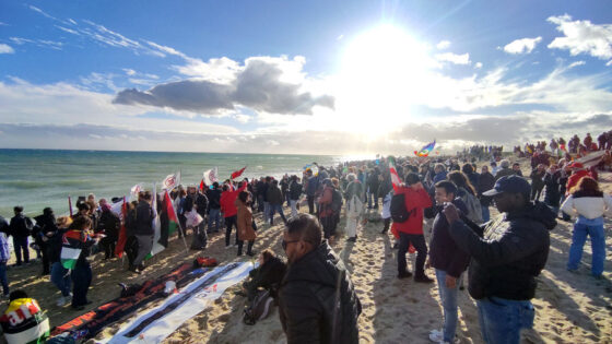 La manifestazione dell'11 marzo, sulla spiaggia a Steccato di Cutr (Foto: per gentile concessione del bisettimanale "Il Crotonese")