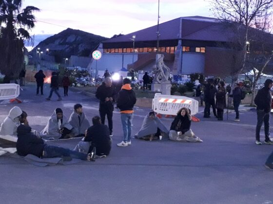 Migranti protestano a Crotone contro la decisione di trasportare le bare a Bologna (Foto: Maria Rosaria Paluccio)