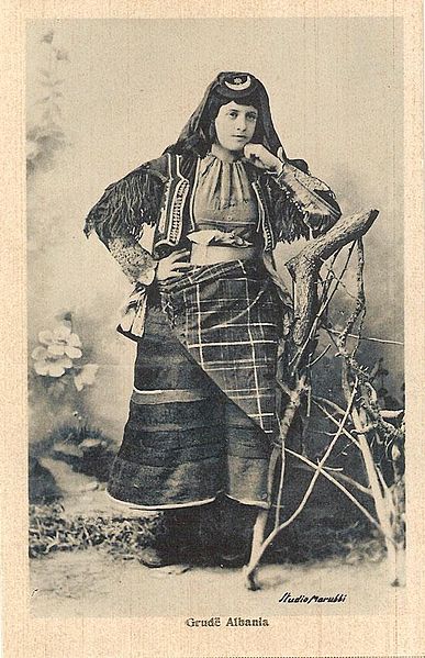 Immagine del 19esimo secolo di donna albanese che indossa la xhubleta